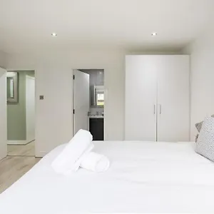 Fabulous Modern Luxury Sleeps 6- Parking Apartment
